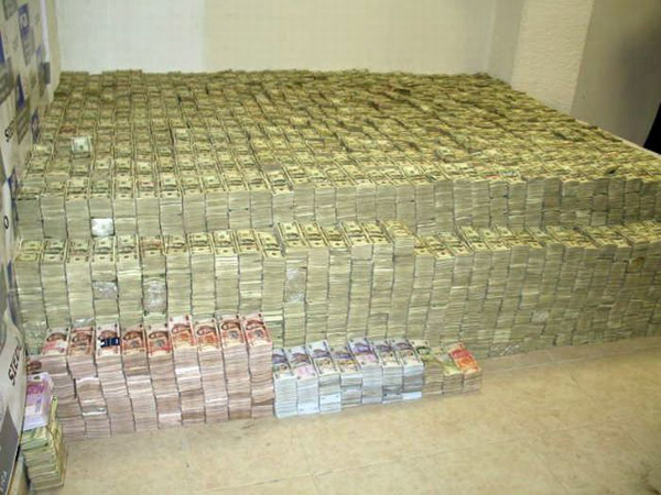 12-This-pile-of-cash-before-it-was-counted-was-estimated-to-be-approximately-18-Billion-Dollars_