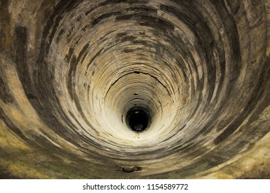 bottom-deep-well-260nw-1154589772